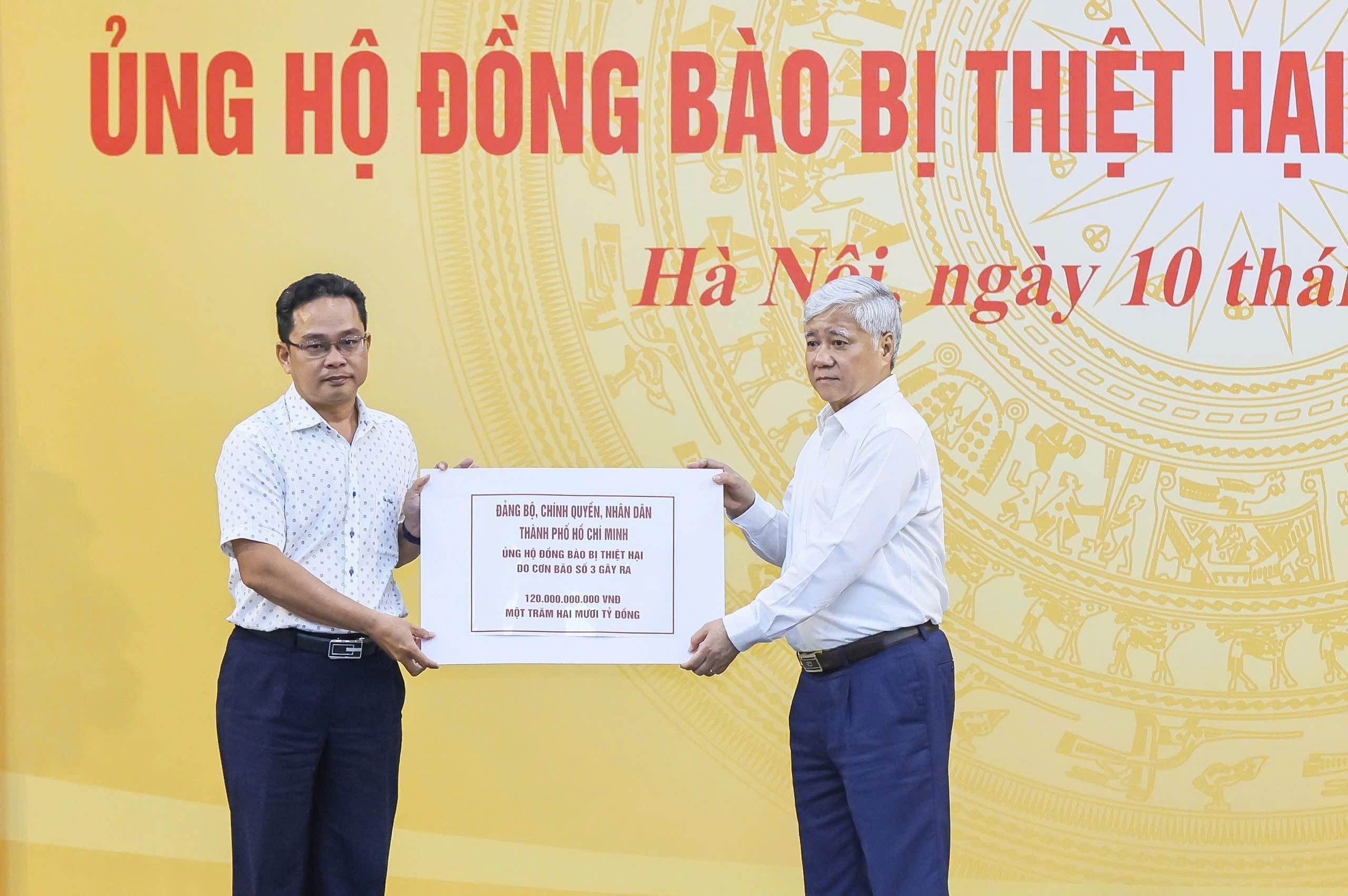 Đại diện Ủy ban MTTQ Việt Nam TP. Hồ Chí Minh trao bảng tượng trưng 120 tỷ đồng do Đảng bộ, chính quyền, nhân dân TP. Hồ Chí Minh ủng hộ đến Ủy ban Trung ương MTTQ Việt Nam.